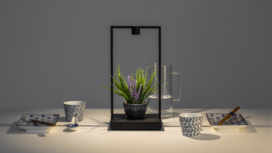 CURIOSITY Lampe de table originale avec possibilité de poser des affaire sous la lumière pour les mettre en avant