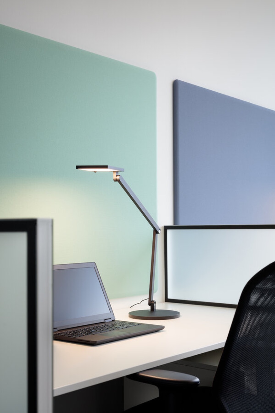 TASK TABLE Lampe de table pour bureau diffusant une lumière douce et agréable qui augmente le confort visuel et améliore la concentration