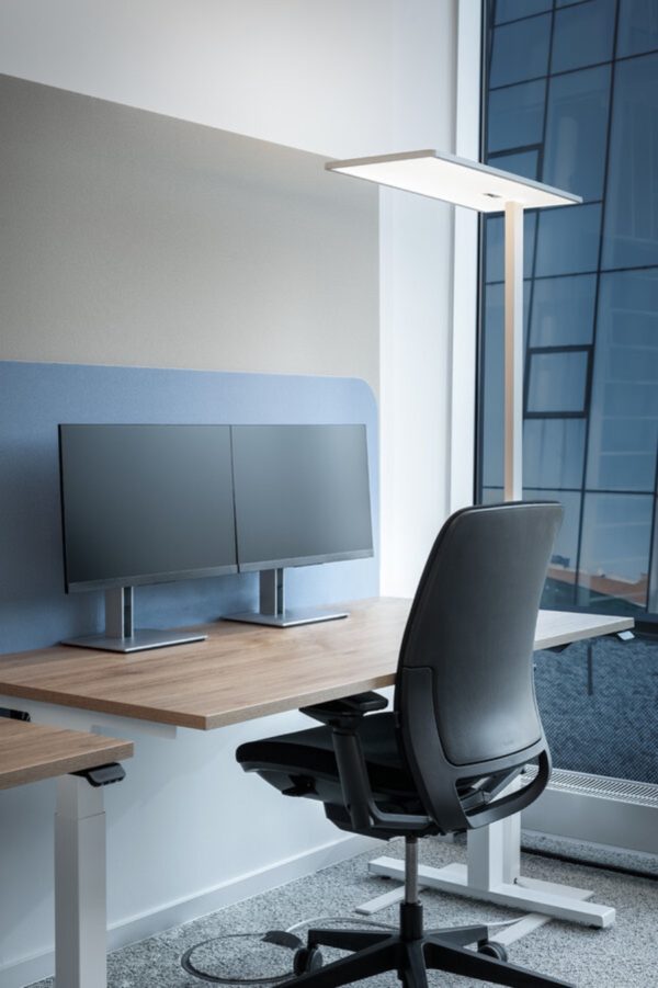 TASK FREE Lampadaire de bureau diffusant une lumière douce et agréable qui augmente le confort visuel et améliore la concentration