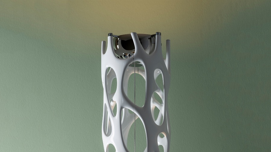 NEW NATURE Lampadaire original, avec des trous qui créer un jeu de lumière et de reflet dans son environnement. Jeu d'ombre et de lumière