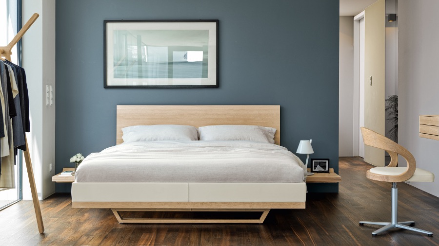 LA PETITE Applique murale avec corps fin et diffuseur en forme de cône