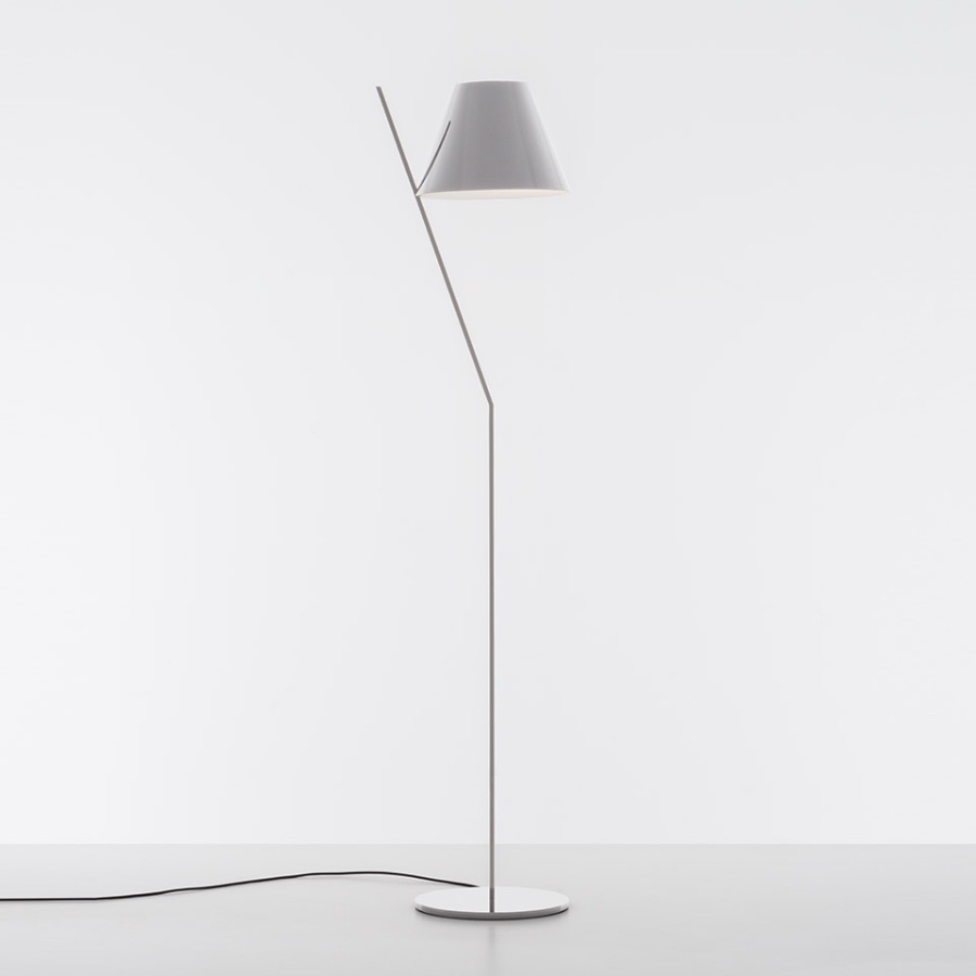 LA PETITE Lampadaire blanc avec corps fin et diffuseur en forme de cône