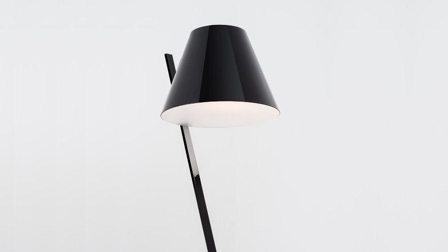 LA PETITE Lampadaire noir avec corps fin et diffuseur en forme de cône