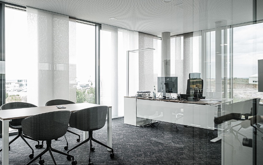 LIGHTPAD OFFICE Lampadaire de bureau avec de nombreuses fonctionnalités