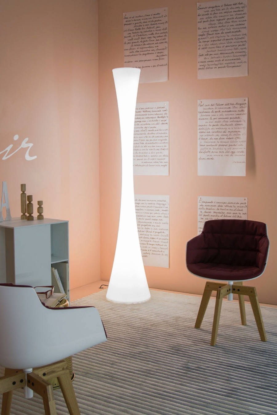 BICONICA POL Lampadaire extérieur d'une forme originale qui diffuse une lumière douce et agréable