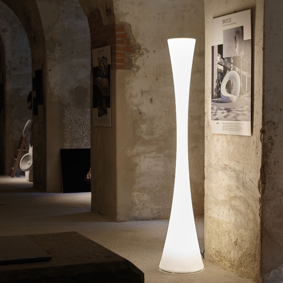 BICONICA POL Lampadaire extérieur d'une forme originale qui diffuse une lumière douce et agréable