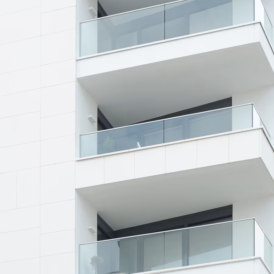 Applique murale rectangulaire qui diffuse une lumière directe et qui permet d'éclairer le mur et mettre en valeur l'architecture ou des objets