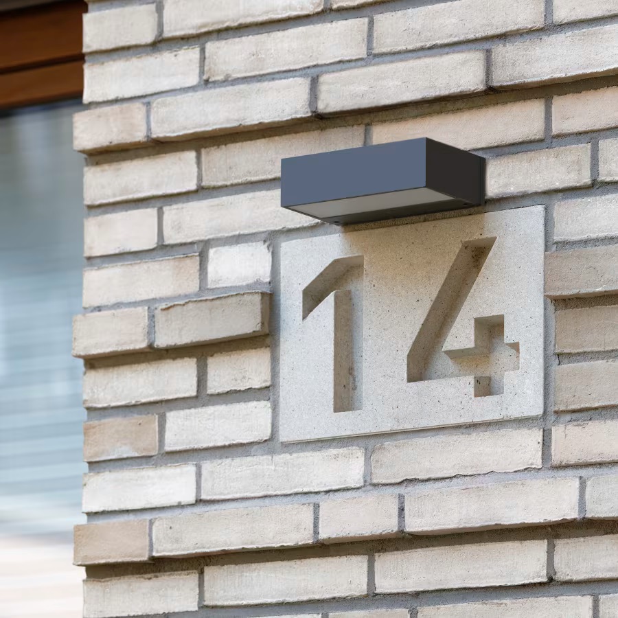 Applique murale rectangulaire qui diffuse une lumière directe et qui permet d'éclairer le mur et mettre en valeur l'architecture ou des objets