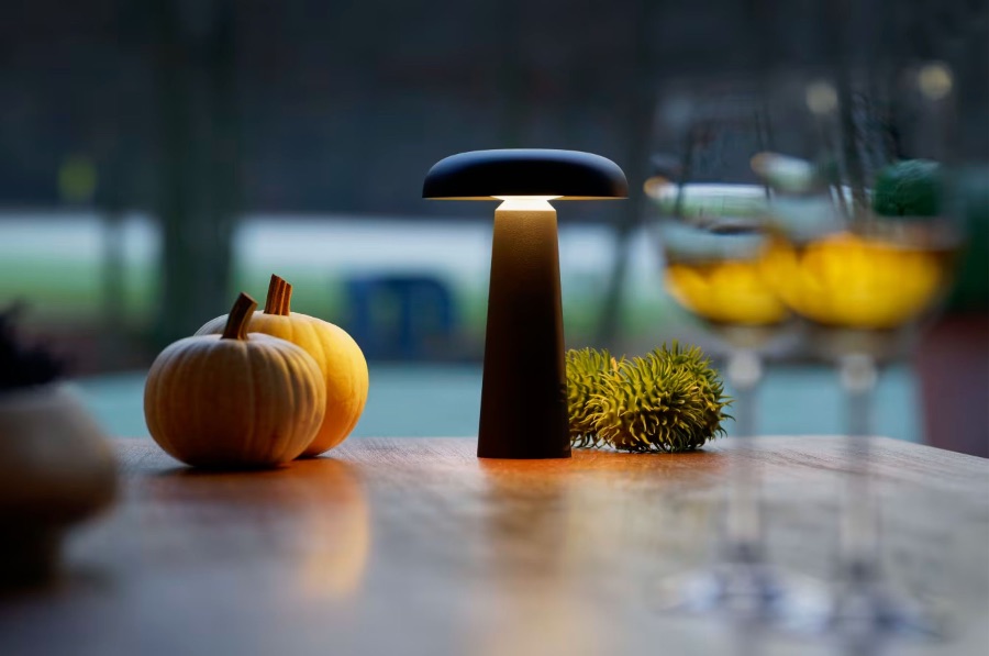 Lampe de table arrondi pour extérieur diffusant une lumière indirecte et agréable pour créer la parfaite ambiance