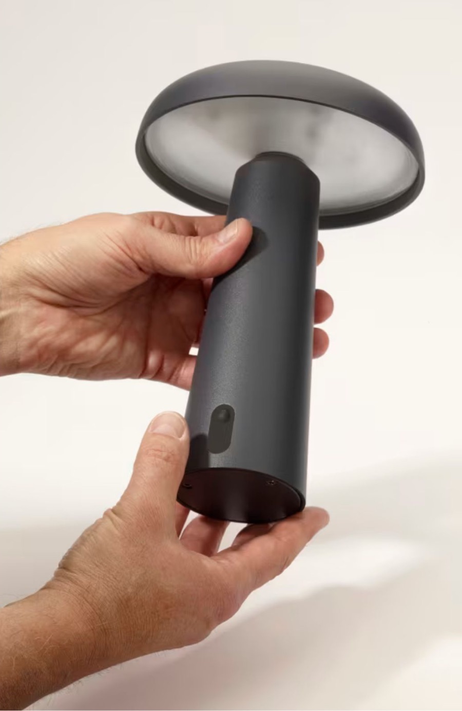 Lampe de table arrondi pour extérieur diffusant une lumière indirecte et agréable pour créer la parfaite ambiance