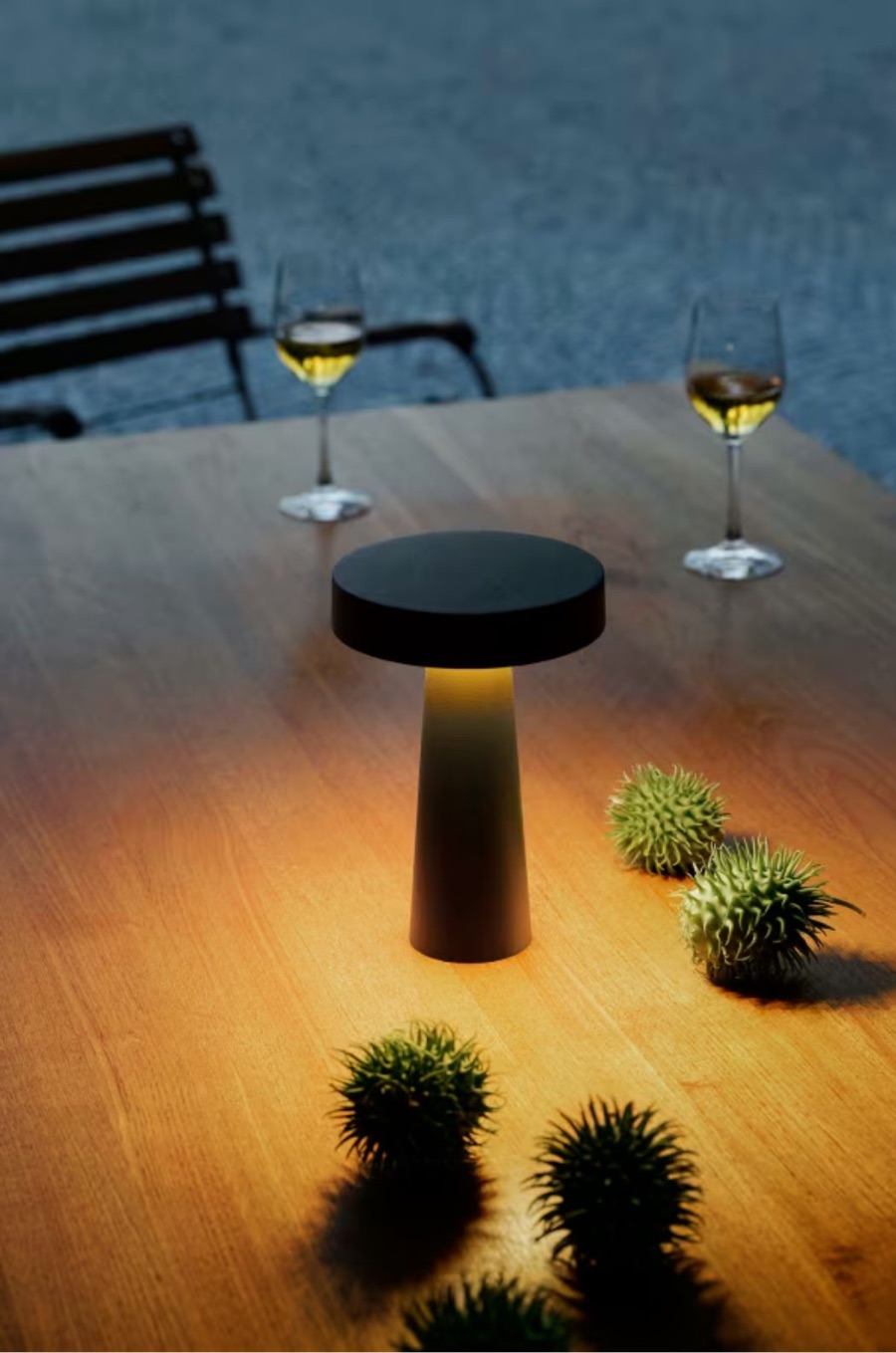 Lampe de table plate pour extérieur diffusant une lumière indirecte et agréable pour créer la parfaite ambiance