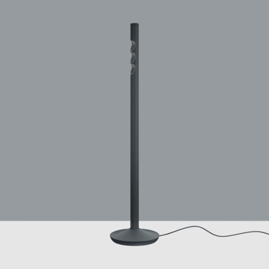 Lucy Luminaire de bureau fonctionnel et agréable noir posé sur un bureau