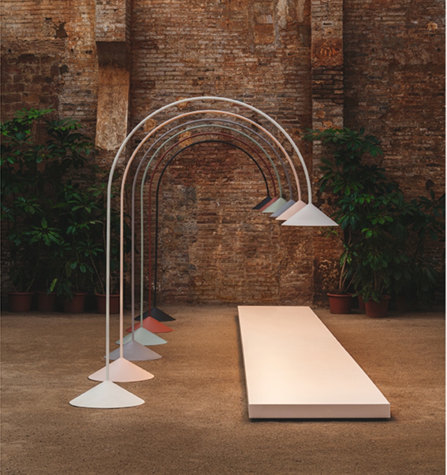 OUT Lampadaire en arc avec diffuseur en forme de cône