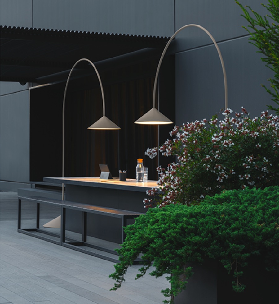 OUT Lampadaire en arc avec diffuseur en forme de cône