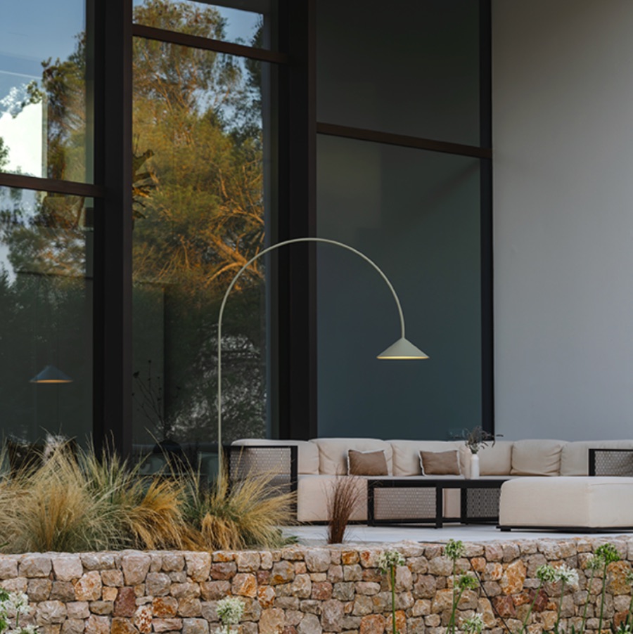 OUT Lampadaire en arc avec diffuseur en forme de cône