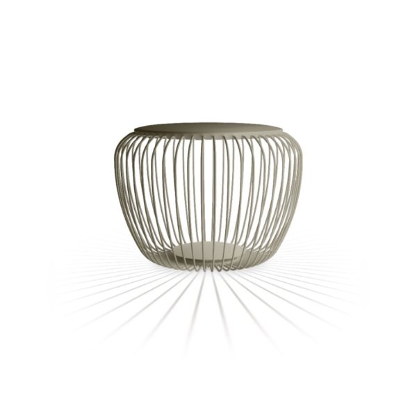 Lampe à poser au sol qui peut également servir de table ou tabouret. Jeu de lumière sur le sol avec les barres du luminaires