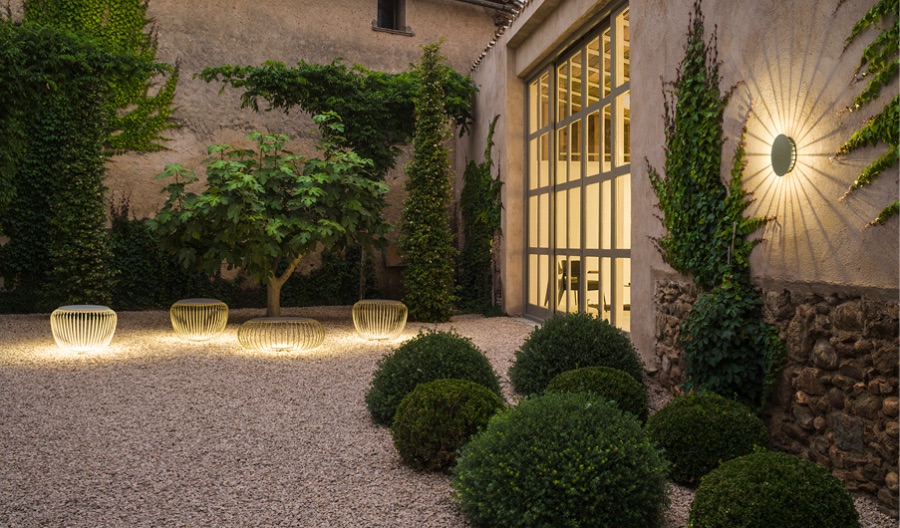 Lampe à poser au sol qui peut également servir de table ou tabouret. Jeu de lumière sur le sol avec les barres du luminaires
