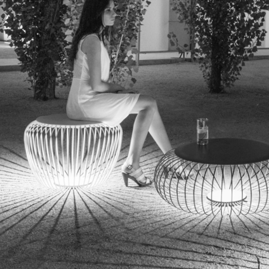 Lampe à poser au sol qui peut également servir de table ou tabouret. Jeu de lumière sur le sol avec les barres du luminaires