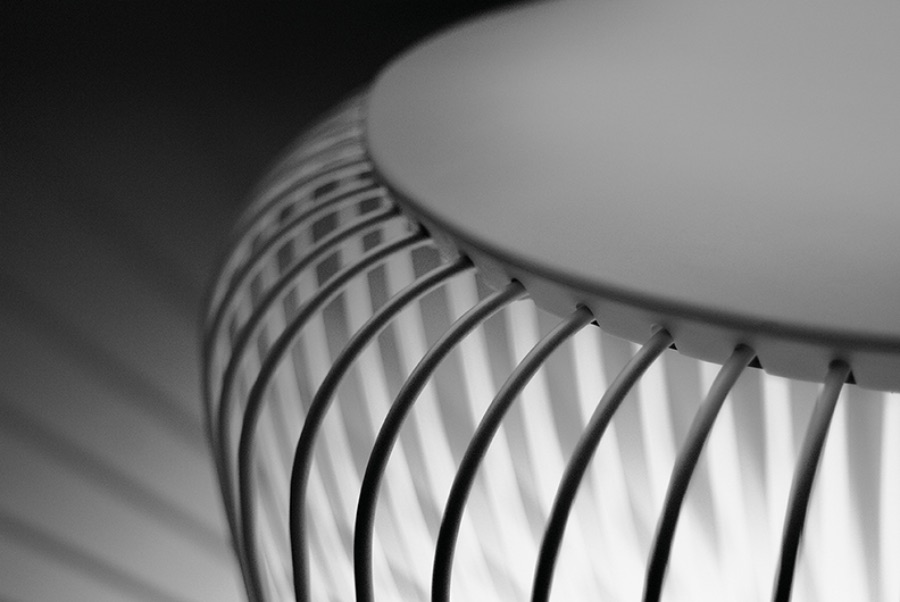 Lampe à poser au sol qui peut également servir de table ou tabouret. Jeu de lumière sur le sol avec les barres du luminaires