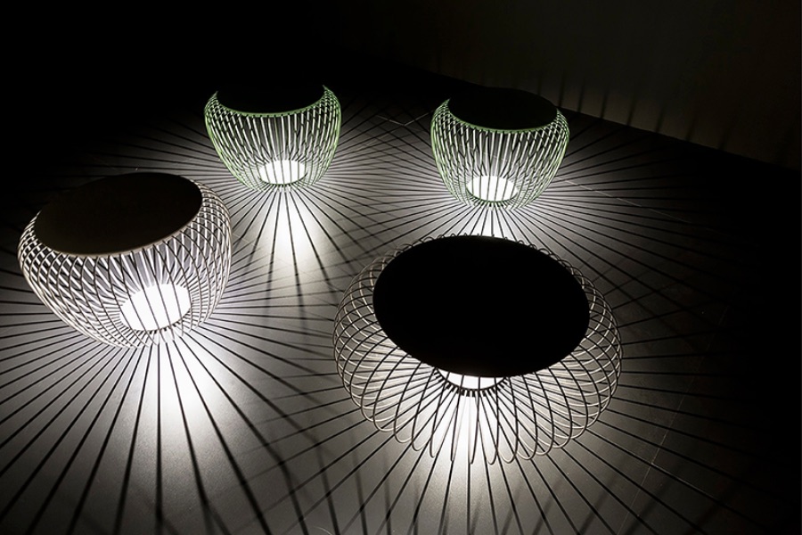 Lampe à poser au sol qui peut également servir de table ou tabouret. Jeu de lumière sur le sol avec les barres du luminaires