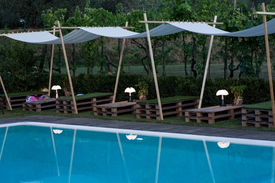 PIPISTRELLO Lampe de table avec pied en métal et diffuseur en forme de fleur en verre. Le corps de la lampe peut être agrandi pour la rendre plus grande.