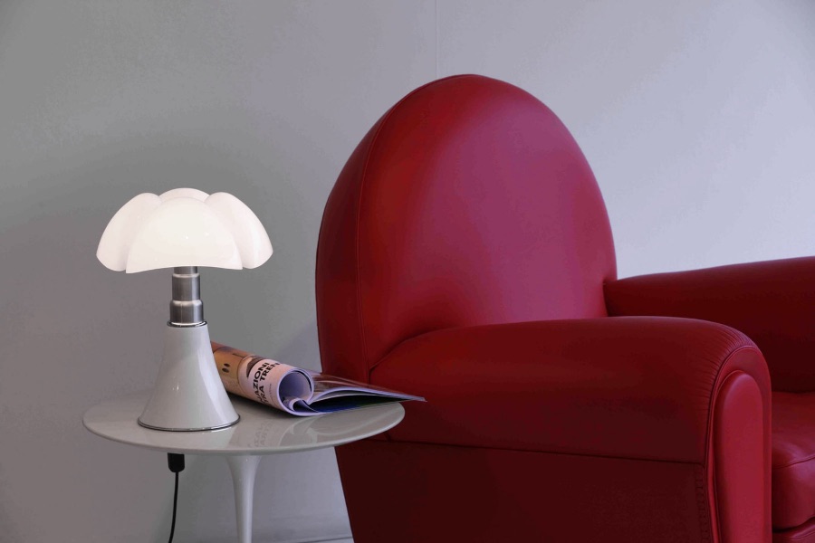 PIPISTRELLO Lampe de table avec pied en métal et diffuseur en forme de fleur en verre. Le corps de la lampe peut être agrandi pour la rendre plus grande.