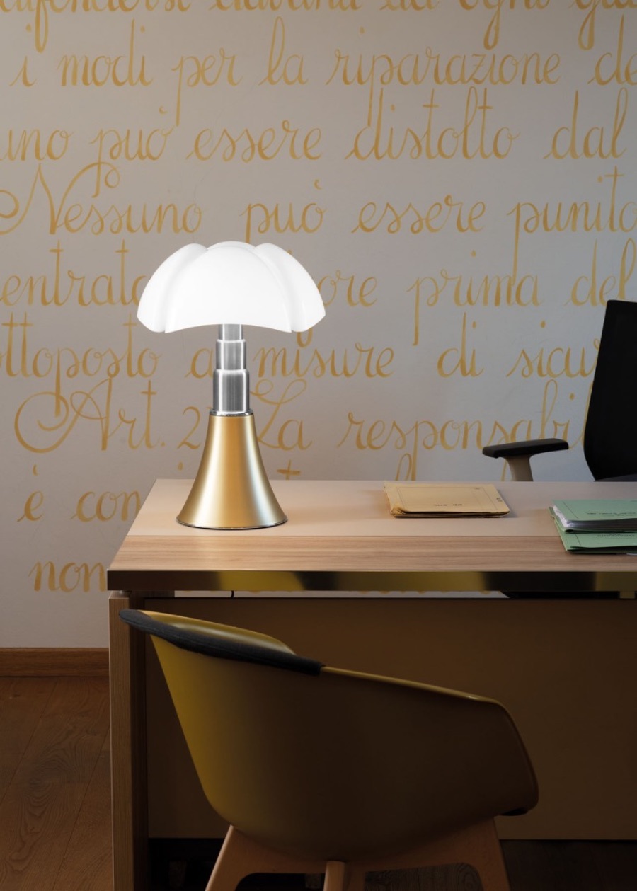 PIPISTRELLO Lampe de table avec pied en métal et diffuseur en forme de fleur en verre. Le corps de la lampe peut être agrandi pour la rendre plus grande.