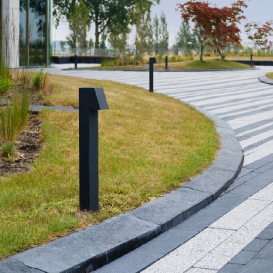 Luminaire à poser au sol qui diffuse une lumière indirecte et permet d'éclairer les espaces extérieur