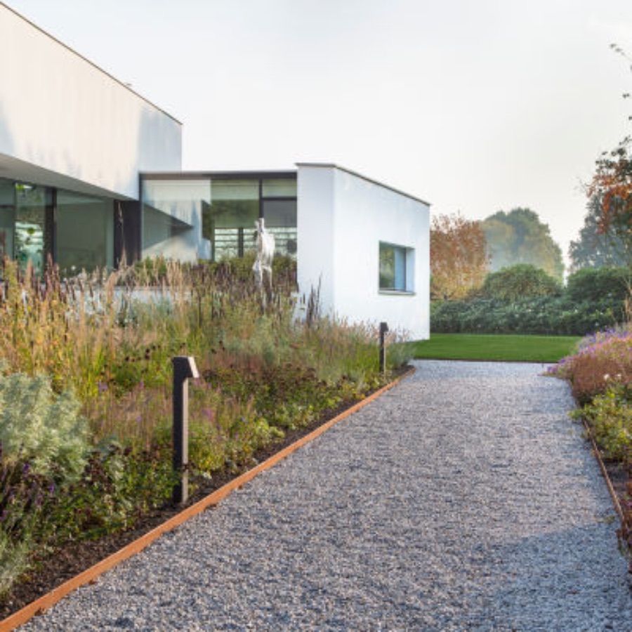 Luminaire à poser au sol qui diffuse une lumière indirecte et permet d'éclairer les espaces extérieur