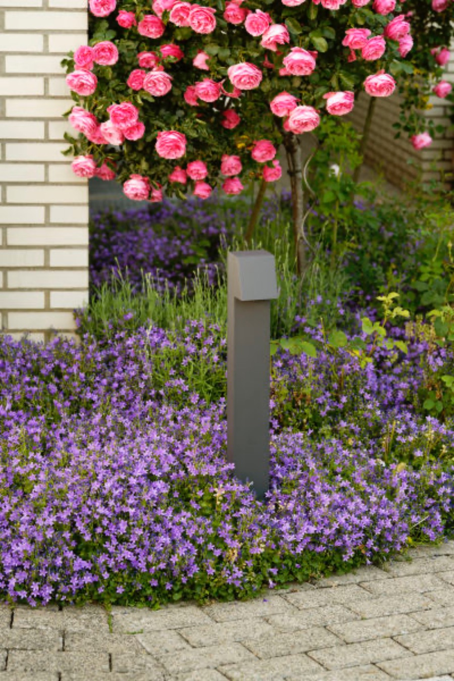 Luminaire à poser au sol qui diffuse une lumière indirecte et permet d'éclairer les espaces extérieur