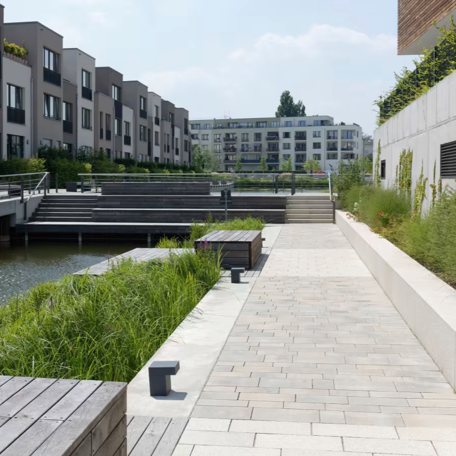 Luminaire à poser au sol qui diffuse une lumière indirecte et permet d'éclairer les espaces extérieur