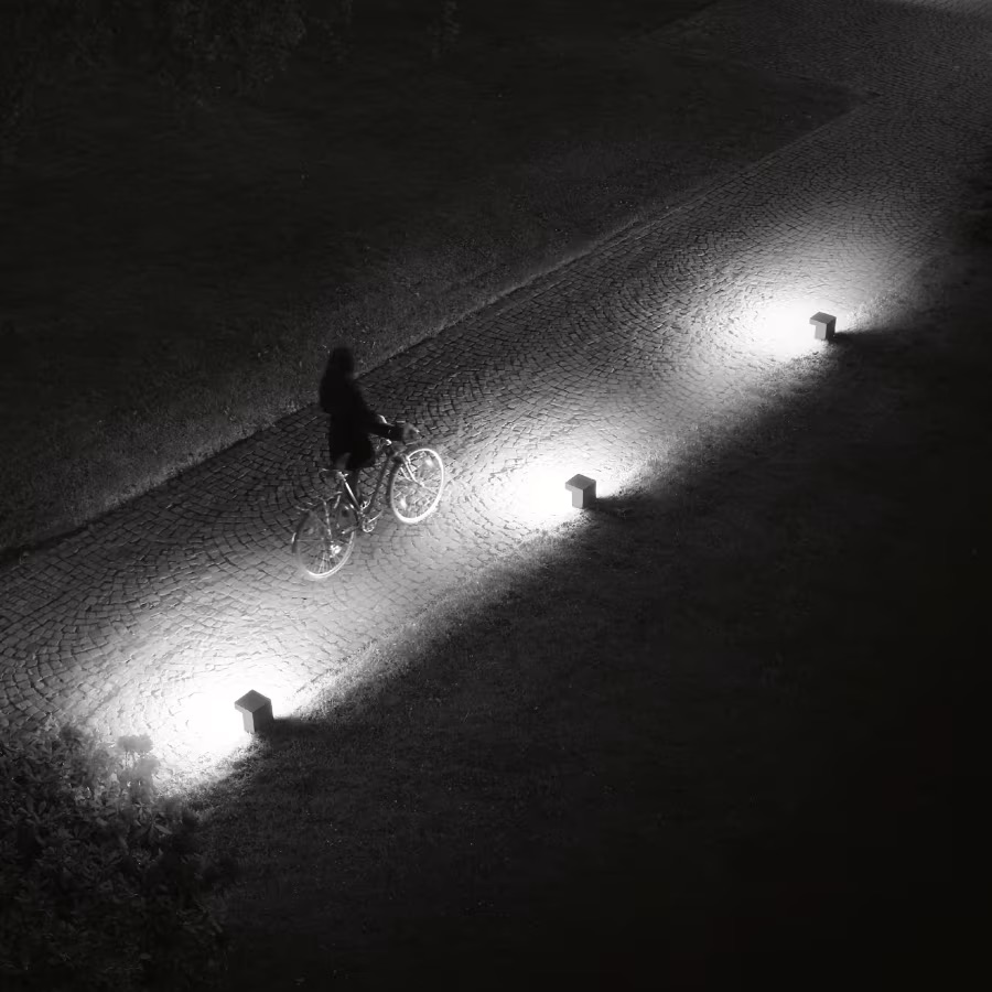 Luminaire à poser au sol qui diffuse une lumière indirecte et permet d'éclairer les espaces extérieur
