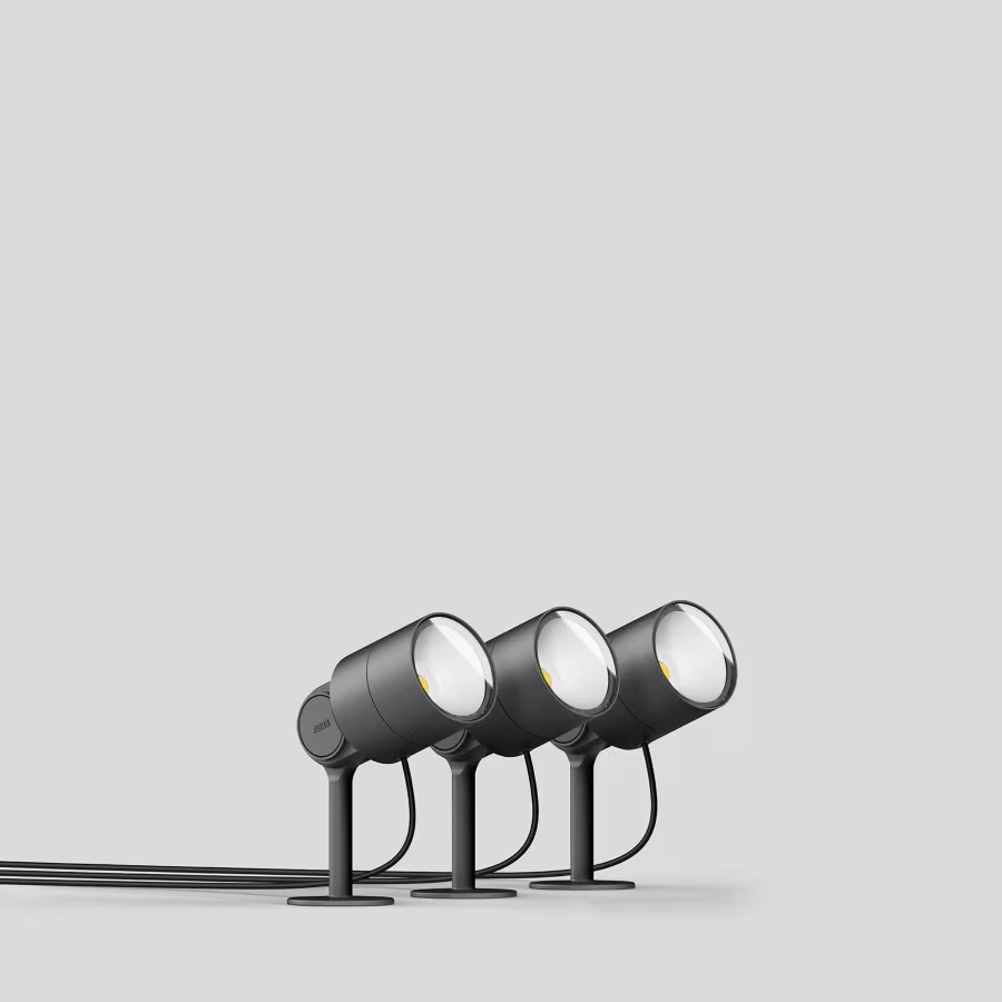 Projecteur à poser au sol noir qui diffuse une lumière agréable pour mettre en valeur la végétation ou des objets