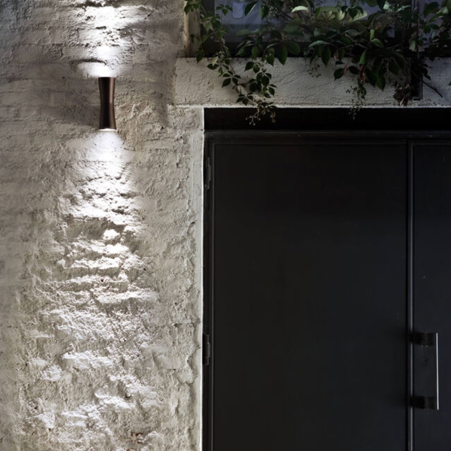 Clessidra Applique mural diffusant une lumière indirecte sur le mur vers le haut et vers le bas.