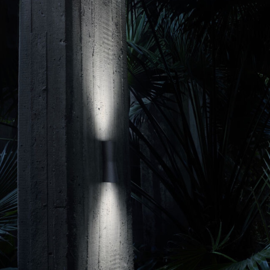 Clessidra Applique mural diffusant une lumière indirecte sur le mur vers le haut et vers le bas.