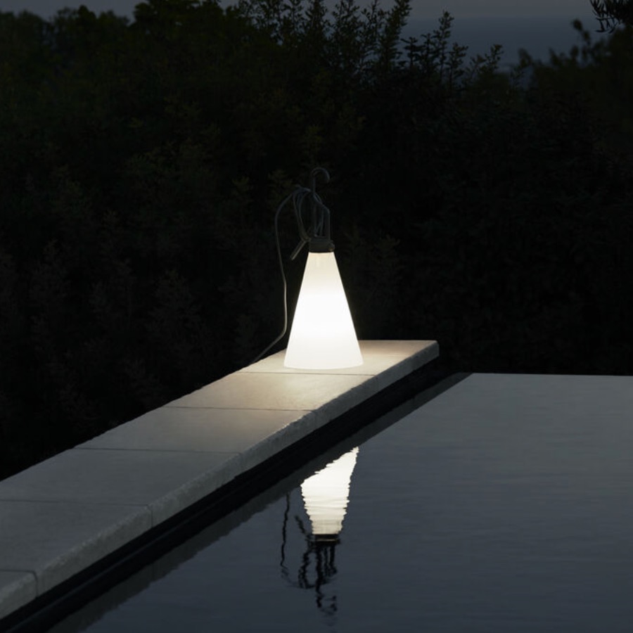 MAYDAY Lampe de table originale en forme de cône